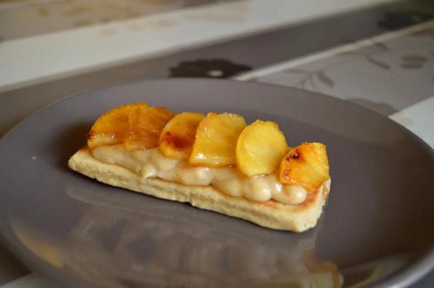 Tartelette aux pommes rôties, crème pâtissière cannelle et pâte sablée au café