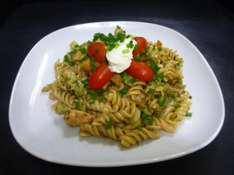 Fusilli aux poulet, poivron, broccoli et sauce Satay