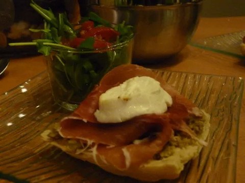 Tartine aux olives, jambon cru et chèvre