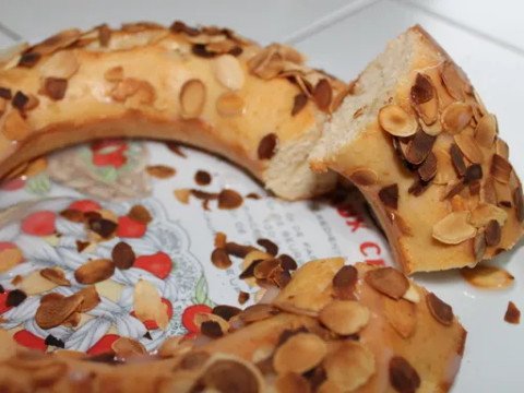 Gâteau au yaourt, glaçage fleur d'oranger et amandes torréfiées