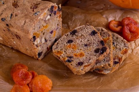 Gâteau au potiron, aux raisins et aux écorces dagrumes
