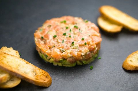 Tartare de saumon fumé à l'avocat et aux baies roses