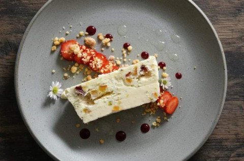 Nougat glacé aux amandes et pistaches, coulis aux fruits et au poivre de Cubèbe