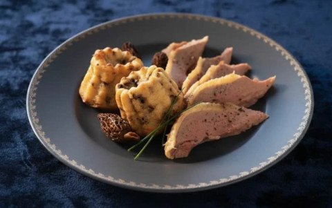 Oie rôtie et cannelés aux morilles et parmesan