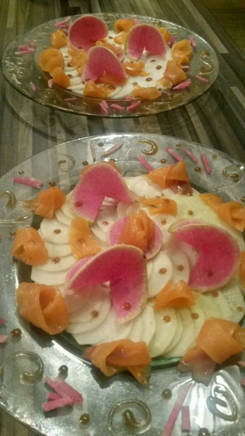 Saumon fumé sur lit de radis noir