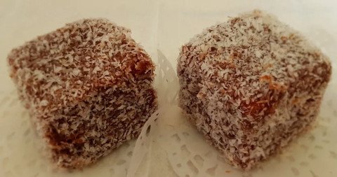 Petits gâteaux enrobés au chocolat et à la noix de coco