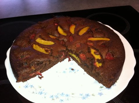 Moelleux au chocolat, pêches et fraises