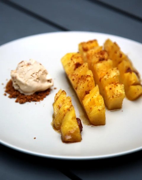 Poêlée dananas aux speculoos et glace caramel
