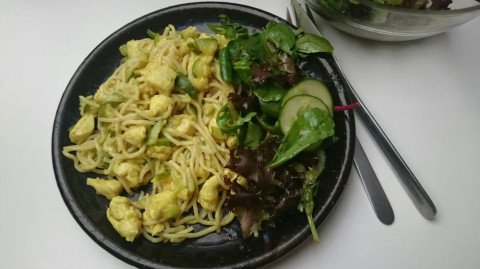 Wok de poulet et courgettes au curry et ses nouilles chinoises