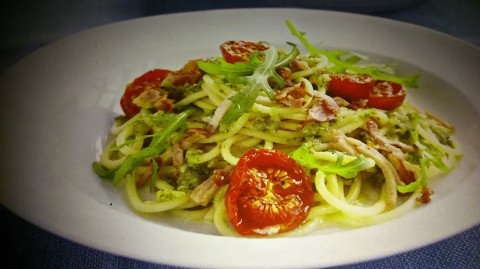 Pâtes faciles au pesto, roquette et bacon