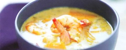 Soupe thaï piquante aux crevettes au curry rouge