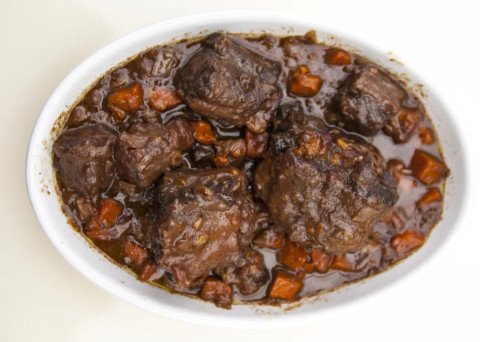 Queue de boeuf confite au vin rouge