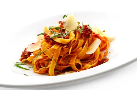 Pâtes au basilic, tomates séchées et feta