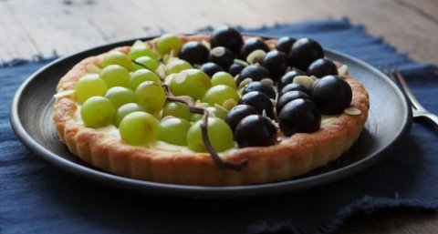 Tarte aux raisins bicolores à la crème pâtissière maison