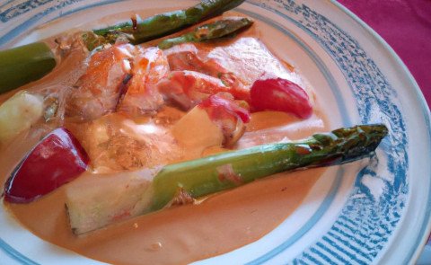 Ragoût de homard bleu aux marrons cassés du Périgord, Jus crémeux au whisky, poireaux gallois et asperges dici