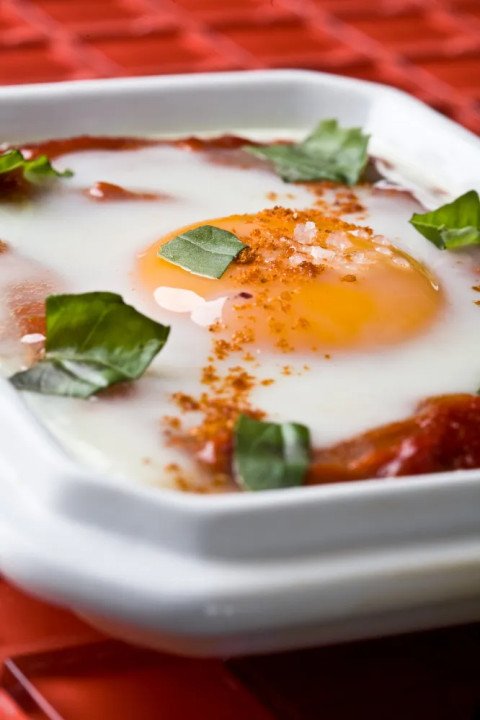 Oeuf cocotte tomate piment et basilic