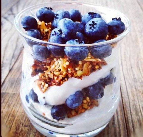 Coupe au yaourt grec et muesli