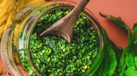 Pesto de fanes de radis