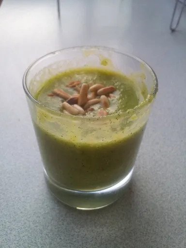 Velouté de courgettes aux pignons de pin