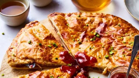 Galette des rois à la confiture de fraises et aux pistaches