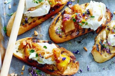 Crostinis de burrata au chutney de nectarine