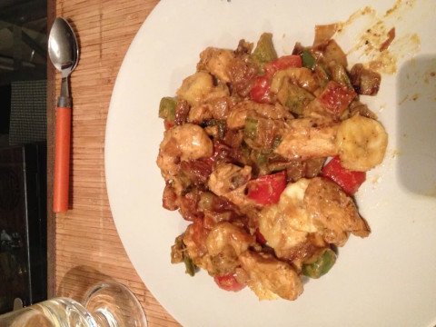 Poulet sauté au curry, petits légumes et banane