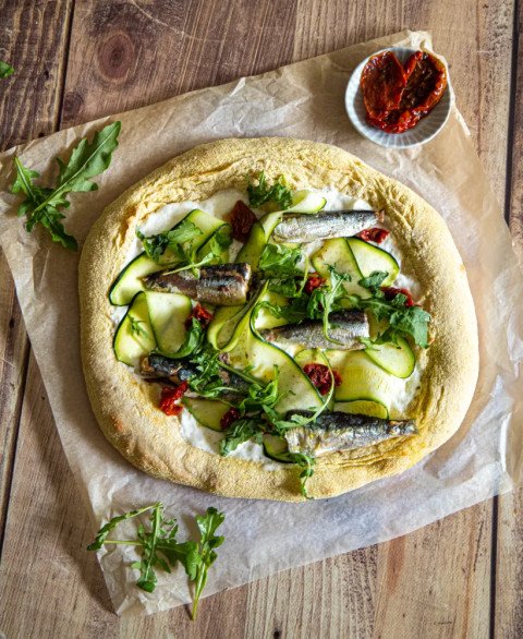 Pizza bianca à la stracciatella, courgettes et sardines