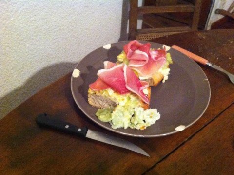 Tartines ravioles bleu jambon cru