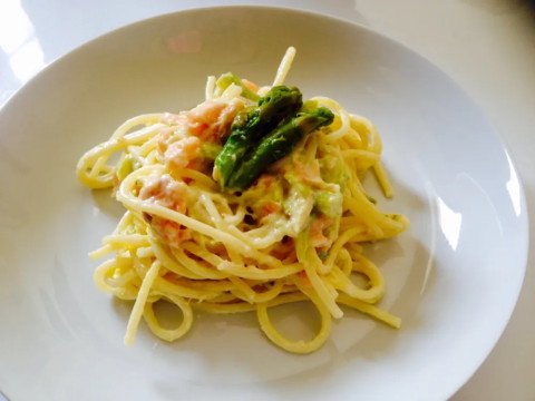 Spaghetti aux asperges et saumon fumé