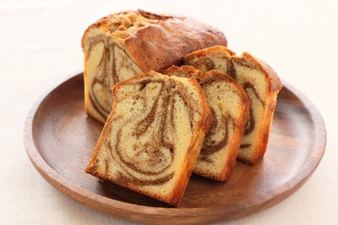 Quatre-quarts marbré au café