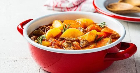 Ragoût de pommes de terre, carottes et petits pois