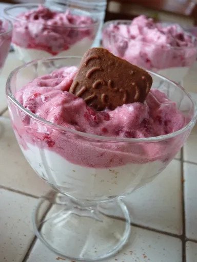 Verrines de mousse de framboises et spéculoos