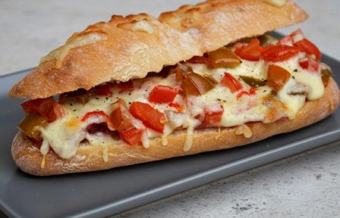 Baguette gratinée aux deux tomates, bresaola et piment doux du Chili