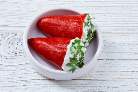 Piquillos farcis à la Rillette de maquereaux grillés et brousse de brebis aux herbes, salade de fenouil croquant au citron et poivre long de Java