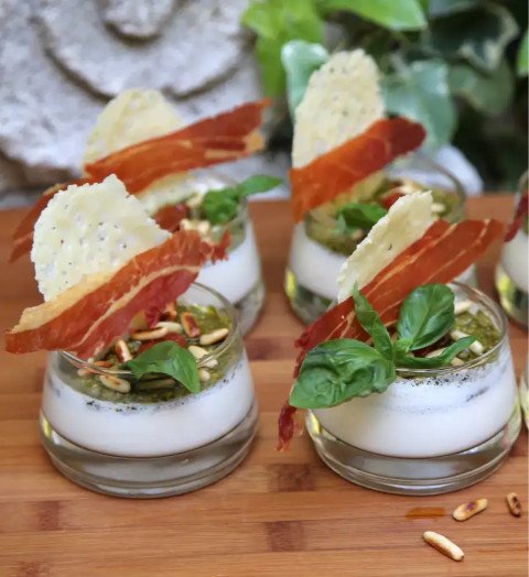 Panna cotta mozzarella et basilic avec tomates séchées, pignons de pin et pesto