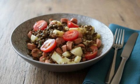 Salade complète de lentilles aux saucisses et emmental