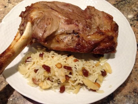 Epaule d'agneau rôtie et riz aux amandes