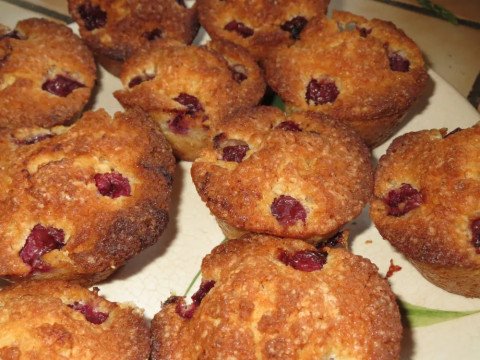 Gâteau fondant aux cerises avec une pincée de cannelle