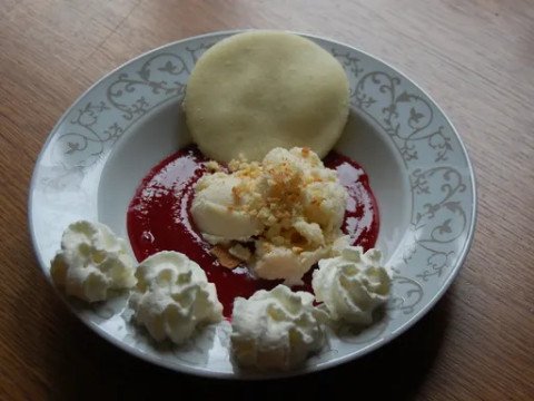 Glace vanille sur coulis de framboises et son biscuit