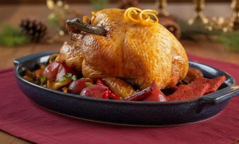 Chapon de pintade aux poires rouges