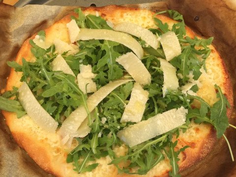 Pizza blanche à la roquette et au parmesan