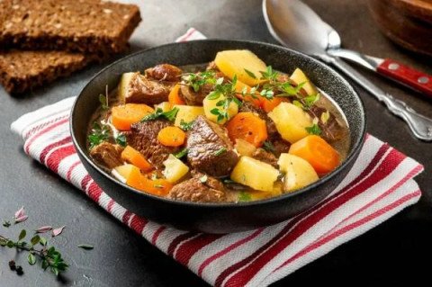 Ragout d'agneau aux pommes de terre et carottes