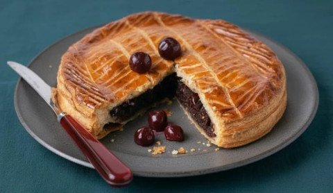 Galette des rois gourmande au chocolat et aux cerises