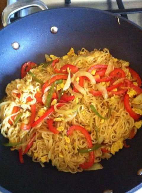 nouilles chinoises avec accompagnement de poulet