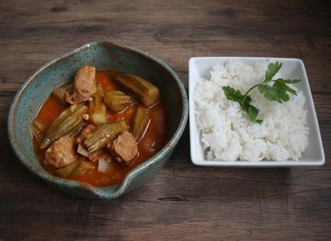 Gombos bamya sauce tomate