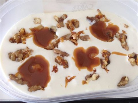 Crème glacée aux noix caramélisées et caramel au beurre salé