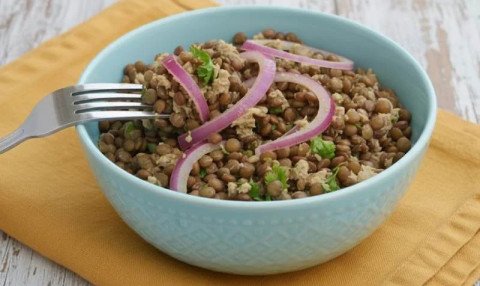 Salade piquante de lentilles au thon et oignons rouges