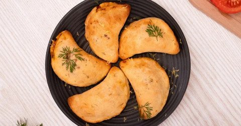 Mini chaussons à la tomate, au saumon et à l'aneth