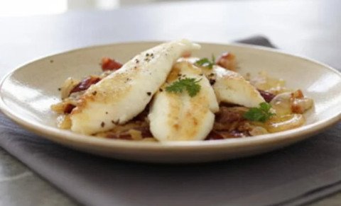 Filets de Saint-Pierre aux dattes et aux oignons