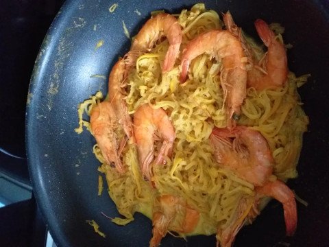 Spaghetti de courgettes au curry et aux crevettes